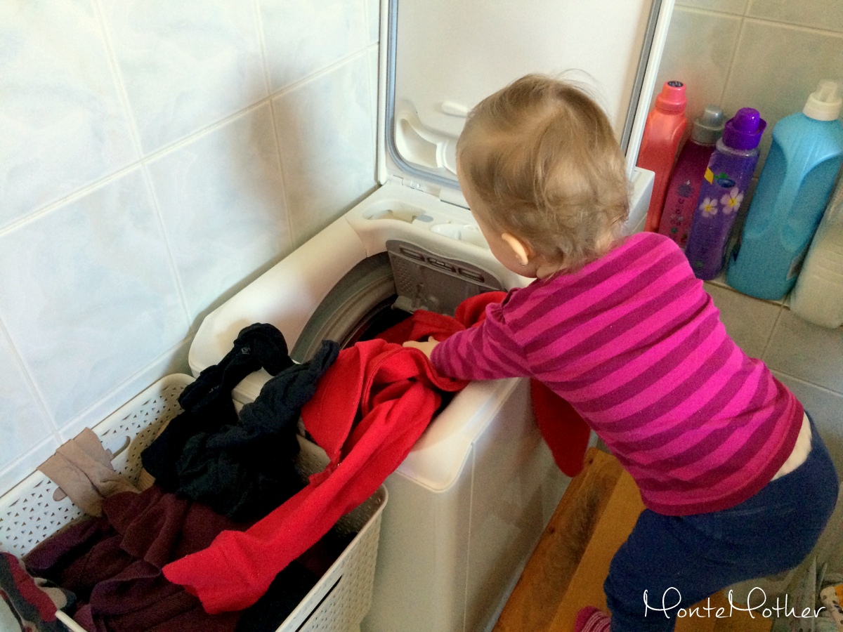 pranie naplnenie práčky montessori washing clothes loading washing maschine