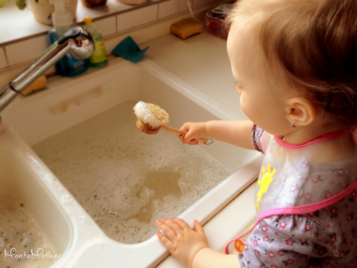 Montessori kefka na umývanie riadu pre deti