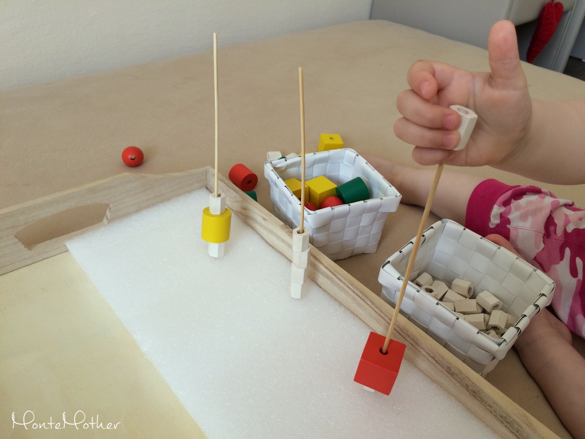 Montessori zastrkovanie a navliekanie - špajdle a korálky